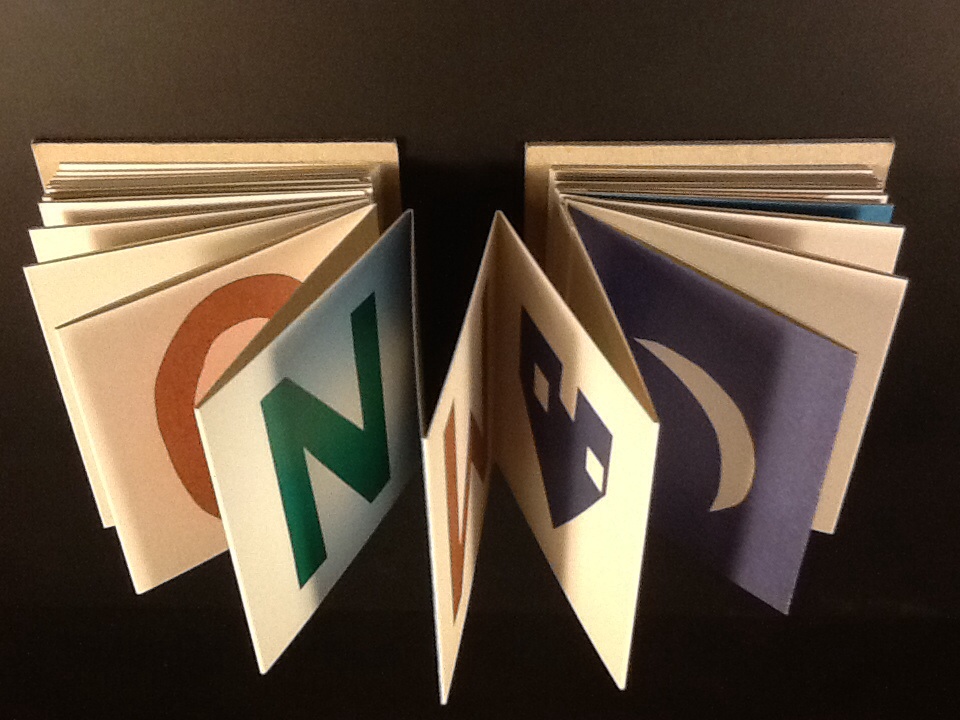 Alfabetos en acordeón en castellano, francés, inglés y alemán Domestika